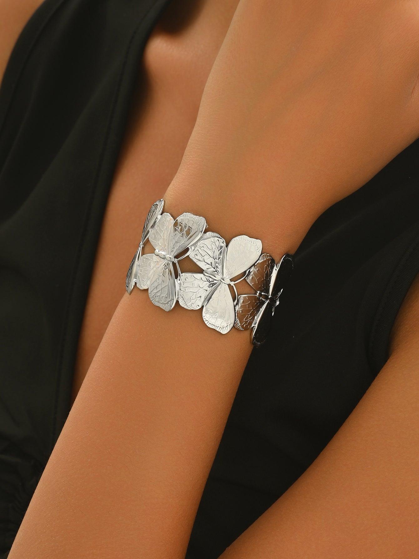 Floral Link Bracelet – Platinum-Plated Stainless Steel Elegance